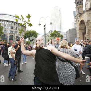 Berlin, Deutschland. 09.. Juli 2022. Berlin: Der Loveparade-Gründer Dr. Motte hat sein neues Techno-Spektakel 'Rave the Planet Parade' auf dem Berliner Kurfürstendamm gestartet. Es geht um Frieden und Freiheit unter dem Motto 'wieder zusammen'. (Foto: Simone Kuhlmey/Pacific Press) Quelle: Pacific Press Media Production Corp./Alamy Live News Stockfoto