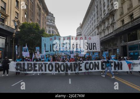 Buenos Aires, Argentinien. 09.. Juli 2022. Verschiedene politische und selbsteinberufene Räume demonstrierten in verschiedenen Märschen und stellten ihre Ansprüche an die nationale Regierung. Linke Demonstranten marschieren zum Regierungshaus, um ihre Forderungen zu stellen. (Foto: Esteban Osorio/Pacific Press) Quelle: Pacific Press Media Production Corp./Alamy Live News Stockfoto