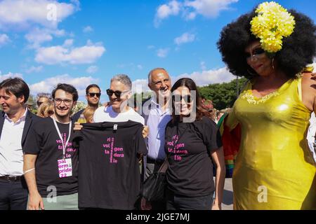 Palermo, Italien. 09.. Juli 2022. Parade Palermo Pride 2022: Giuseppe Fiorello und der Bürgermeister von Palermo Roberto Lagalla. (Foto: Antonio Melita/Pacific Press) Quelle: Pacific Press Media Production Corp./Alamy Live News Stockfoto