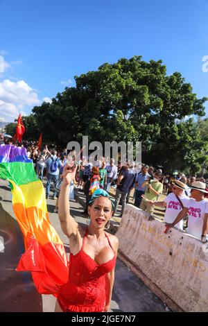 Palermo, Italien. 09.. Juli 2022. Parade Palermo Pride 2022. Auf den Straßen der Stadt nahmen viele Menschen an der Pride 2022 in Palermo Teil. (Foto: Antonio Melita/Pacific Press) Quelle: Pacific Press Media Production Corp./Alamy Live News Stockfoto