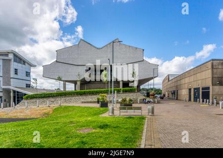 Ungewöhnliche NE-Erhebung des Cumbernauld Campus des New College Lanarkshire, ursprünglich Cumbernauld College. Von Gillespie Kidd & Coia Architects, 1978. Stockfoto