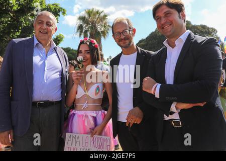 Palermo, Italien. 09.. Juli 2022. Parade Palermo Pride 2022: Fabrizio Ferrandelli und der Bürgermeister von Palermo Roberto Lagalla. (Foto: Antonio Melita/Pacific Press) Quelle: Pacific Press Media Production Corp./Alamy Live News Stockfoto