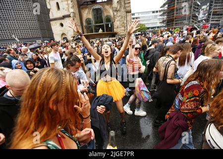 Berlin, Deutschland. 09.. Juli 2022. Berlin: Der Loveparade-Gründer Dr. Motte hat sein neues Techno-Spektakel 'Rave the Planet Parade' auf dem Berliner Kurfürstendamm gestartet. Es geht um Frieden und Freiheit unter dem Motto 'wieder zusammen'. (Foto: Simone Kuhlmey/Pacific Press) Quelle: Pacific Press Media Production Corp./Alamy Live News Stockfoto