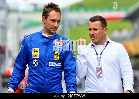 Spielberg, Österreich. 10.. Juli 2022. (L bis R): Mathias Lauda (AUT) mit Christian Klien (AUT). 10.07.2022. Formel 1 Weltmeisterschaft, Rd 11, Großer Preis Von Österreich, Spielberg, Österreich, Wettkampftag. Der Bildnachweis sollte lauten: XPB/Alamy Live News. Quelle: XPB Images Ltd/Alamy Live News Stockfoto