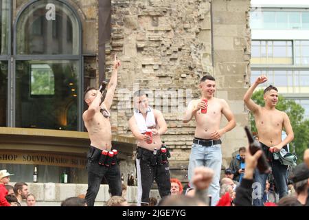 Berlin, Deutschland. 09.. Juli 2022. Berlin: Der Loveparade-Gründer Dr. Motte hat sein neues Techno-Spektakel 'Rave the Planet Parade' auf dem Berliner Kurfürstendamm gestartet. Es geht um Frieden und Freiheit unter dem Motto 'wieder zusammen'. (Foto: Simone Kuhlmey/Pacific Press) Quelle: Pacific Press Media Production Corp./Alamy Live News Stockfoto