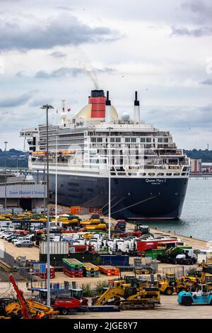 Southampton, Großbritannien - 2.. August 2021: Das Cunard Line-Kreuzschiff Queen Mary Two, zu Hause im Hafen von Southampton, Großbritannien. Stockfoto