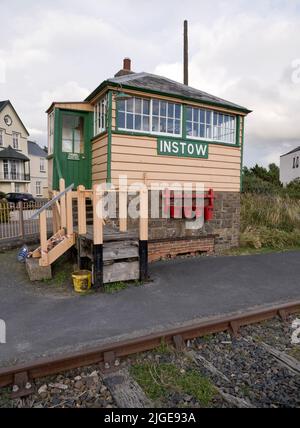 Die alte Signalbox in Instow, Devon, Großbritannien. Die Bahnlinie ist jetzt Teil des Tarka Trail Rad- und Wanderwegs. Stockfoto