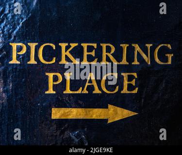 Ein Richtungsschild für Pickering Place in London, Großbritannien - bekannt als der kleinste Platz in London. Stockfoto