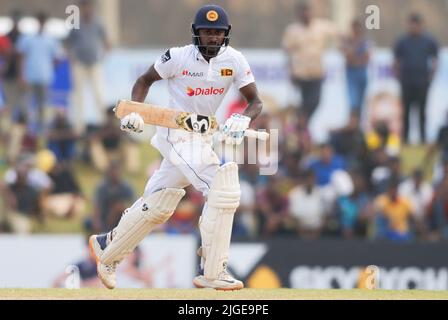 Galle, Sri Lanka. 10.. Juli 2022. Kamindu Mendis aus Sri Lanka läuft zwischen den Wickets, während er während des 3.-tägigen Test-Cricket-Spiels 2. zwischen Sri Lanka und Australien am 10.. Juli 2022 im Galle International Cricket Stadium in Galle zugeht. Viraj Kothalwala/Alamy Live News Stockfoto