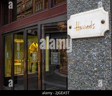 London, Großbritannien - 12. 2021. August: Einer der Eingänge zum berühmten Kaufhaus Harrods in Knightsbridge, London, Großbritannien. Stockfoto