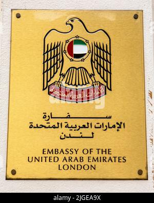 London, Großbritannien - 12. 2021. August: Eine Gedenktafel an der Außenseite der Botschaft der Vereinigten Arabischen Emirate im Zentrum von London, Großbritannien. Stockfoto