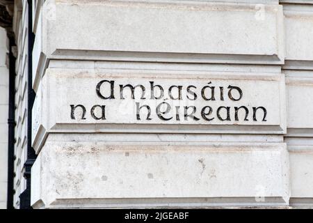 London, Großbritannien - 12. 2021. August: Ambasaid na hEireann Schild - bedeutet Botschaft von Irland, eingeätzt auf der Außenseite der irischen Botschaft in Grosve Stockfoto