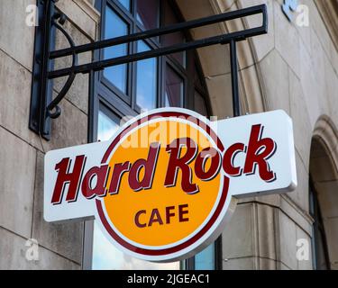 London, Großbritannien - 12. 2021. August: Das Schild über dem Eingang zum Hard Rock Cafe im Zentrum von London, Großbritannien. Stockfoto