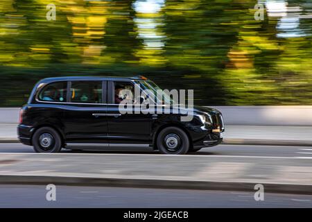 London, Großbritannien - 12. 2021. August: Ein legendäres schwarzes Londoner Taxi, das im Zentrum von London, Großbritannien, unterwegs ist. Stockfoto