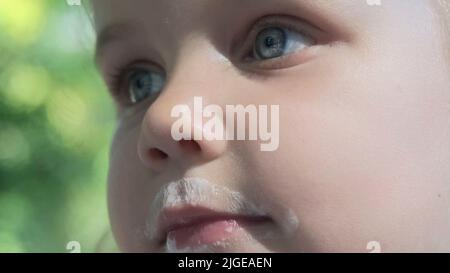 Portrait von niedlichen kleinen Mädchen nach dem Essen köstliche Eis. Extreme Nahaufnahme Porträt des kleinen Mädchens. Stockfoto