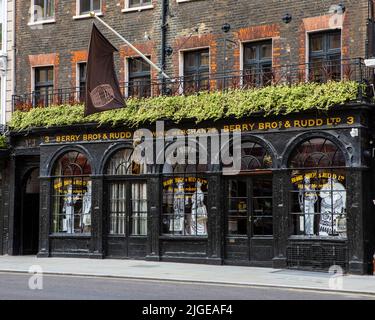 London, Großbritannien - 12. 2021. August: Die berühmten Berry Bros. Und Rudd Wine Merchants im Zentrum von London, Großbritannien. Stockfoto