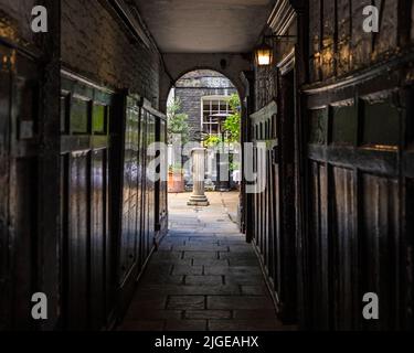 London, Großbritannien - August 12. 2021: Gasse zum Pickering Place in London, Großbritannien - bekannt als der kleinste Platz in London. Stockfoto