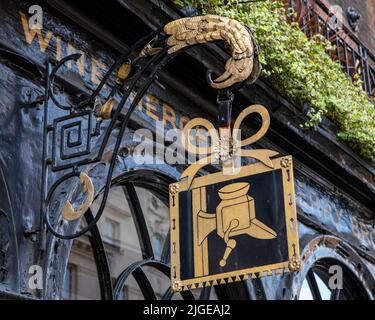 London, Großbritannien - 12. 2021. August: Das Vintage-Schild über dem Eingang zu den historischen Berry Bros. Und Rudd Wine Merchants im Zentrum von London, Großbritannien. Stockfoto
