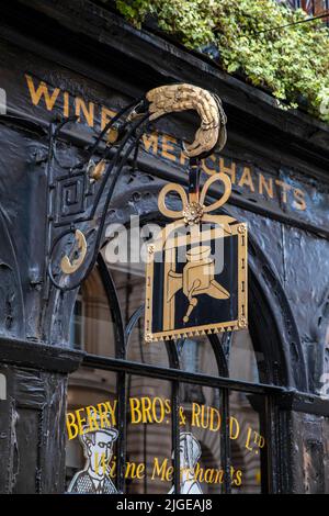 London, Großbritannien - 12. 2021. August: Das Vintage-Schild über dem Eingang zu den historischen Berry Bros. Und Rudd Wine Merchants im Zentrum von London, Großbritannien. Stockfoto