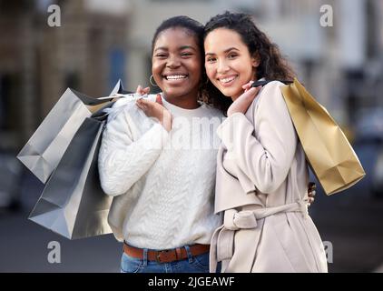 Nun, seid Freunde für immer. Zwei Freunde verbringen den Tag zusammen einkaufen. Stockfoto