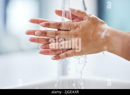Halten Sie Ihre Hände frei von Keimen. Nahaufnahme einer Frau, die sich die Hände wusch. Stockfoto