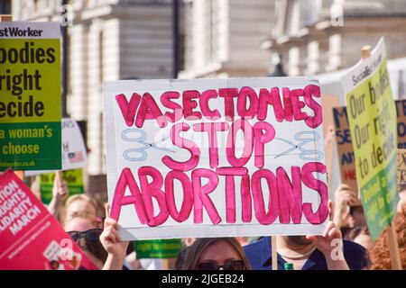 London, Großbritannien. 9.. Juli 2022. Demonstranten in Whitehall. Hunderte von Wahlprotesten marschierten zur US-Botschaft, nachdem der Oberste Gerichtshof entschieden hatte, Roe gegen Wade zu stürzen und den Weg für das Verbot von Abtreibungen in einem Großteil der USA zu ebnen. Stockfoto