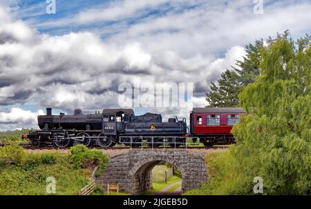 STRATHSPEY DAMPFEISENBAHNBOOT VON GARTEN SCHOTTLAND DER DAMPFZUG AUF DEM WEG ZUR BROOMHILL STATION IM SOMMER Stockfoto