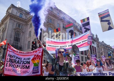 London, Großbritannien. 9.. Juli 2022. Während des Trans Pride marsches passieren Demonstranten den Piccadilly Circus. Tausende von Menschen marschierten durch das Zentrum Londons, um die Rechte von Trans zu unterstützen. Stockfoto