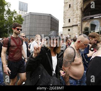 Berlin, Charlottenburg, Deutschland. 9.. Juli 2022. Berlin: Der Loveparade-Gründer Dr. Motte hat sein neues Techno-Spektakel ''Rave the Planet Parade'' auf der Berliner KurfÃ¼rstendamm gestartet. Es geht um Frieden und Freiheit unter dem Motto ''wieder zusammen' (Bildquelle: © Simone Kuhlmey/Pacific Press via ZUMA Press Wire) Stockfoto