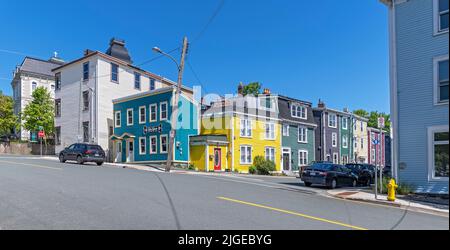 St. John’s, Neufundland und Labrador, Kanada – 20. Juni 2022: Eine Straßenlandschaft mit farbenfrohen Geschäften und Reihenhäusern, die gemeinhin als Jelly Bean Houses bezeichnet werden Stockfoto