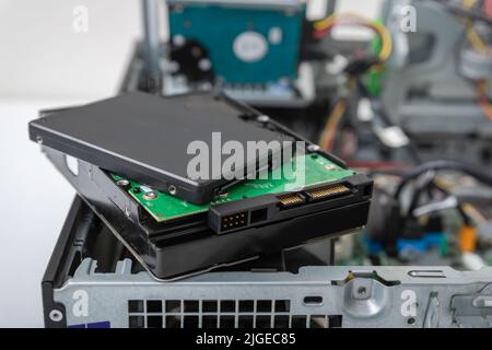 Geschlossene Ansicht von SSD- und Spindelfestplatten auf der Oberseite des Business-Desktop-PCs Stockfoto