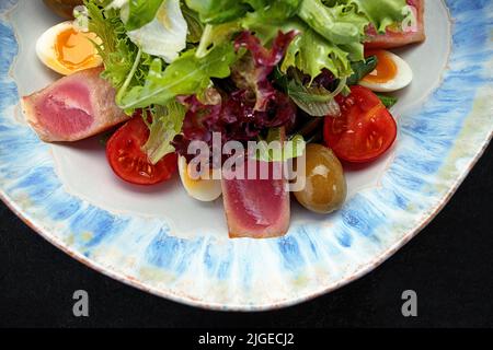 Nicoise Salat mit Thunfisch, auf einem Teller Stockfoto