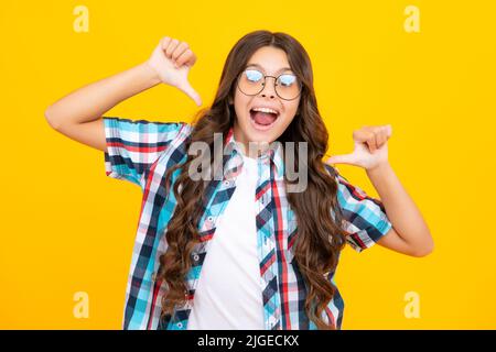 Erstaunt teen Mädchen. Porträt der erfolgreichen Teenager-Mädchen Gewinner. Schöner kaukasischer Teenager, der schreit und den Erfolg mit Freude feiert. Angeregter Ausdruck Stockfoto