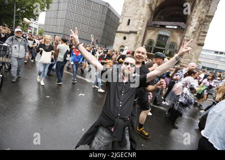 Berlin, Charlottenburg, Deutschland. 9.. Juli 2022. Berlin: Der Loveparade-Gründer Dr. Motte hat sein neues Techno-Spektakel ''Rave the Planet Parade'' auf der Berliner KurfÃ¼rstendamm gestartet. Es geht um Frieden und Freiheit unter dem Motto ''wieder zusammen' (Bildquelle: © Simone Kuhlmey/Pacific Press via ZUMA Press Wire) Stockfoto