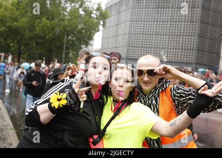 Berlin, Charlottenburg, Deutschland. 9.. Juli 2022. Berlin: Der Loveparade-Gründer Dr. Motte hat sein neues Techno-Spektakel ''Rave the Planet Parade'' auf der Berliner KurfÃ¼rstendamm gestartet. Es geht um Frieden und Freiheit unter dem Motto ''wieder zusammen' (Bildquelle: © Simone Kuhlmey/Pacific Press via ZUMA Press Wire) Stockfoto