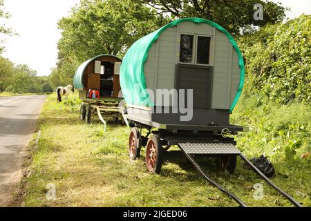 Zwei Zigeunerwagen parkten am Rande der Appleby Horse Fair, Appleby in Westmorland, Cumbria Stockfoto