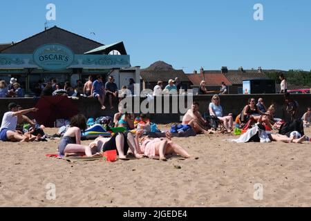 Edinburgh, Großbritannien. 10.. Juli 2022. An dem wahrscheinlich heißesten Tag des Jahres strömen Tausende von Menschen zum Strand von Portobello, um den Sand, das Meer und die Sonne zu genießen. &Copy; Kredit: Cameron Cormack/Alamy Live Nachrichten Stockfoto