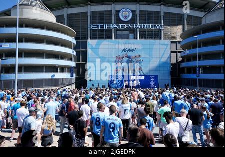 Fans versammeln sich vor dem Etihad Stadium in Manchester, während einer Präsentation der Neuverpflichtungen. Bilddatum: Sonntag, 10. Juli 2022. Stockfoto