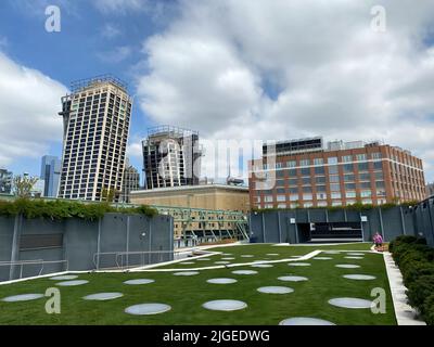 New York, NY, USA - 9. Juli 2022: Blick auf Manhattan vom Dach des neuen Google Pier 57 in Manhattan Stockfoto
