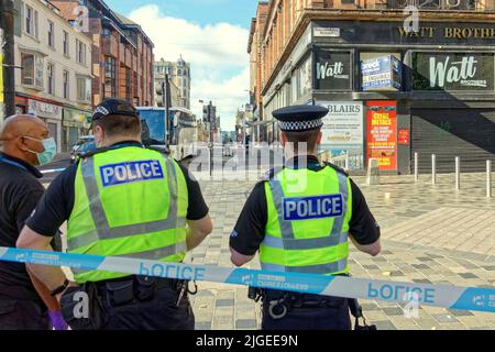 Glasgow, Schottland, Großbritannien 10.. Juli 2022. Der Polizeivorfall in der Sauchiehall Straße sah Forensiken am alten mcwatt-Gebäude und an der Bushaltestelle, da es heute Morgen um 9 Uhr für einen beträchtlichen Bereich abgeklebt wurde. Offenbar wurde kurz vor 2am ein 18-Jähriger in der Sauchiehall Street in der Nähe der Hope Street angegriffen. Credit Gerard Ferry/Alamy Live News Stockfoto