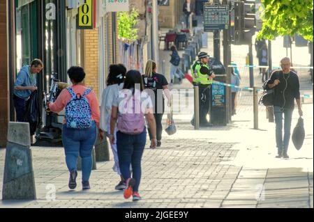 Glasgow, Schottland, Großbritannien 10.. Juli 2022. Der Polizeivorfall in der Sauchiehall Straße sah Forensiken am alten mcwatt-Gebäude und an der Bushaltestelle, da es heute Morgen um 9 Uhr für einen beträchtlichen Bereich abgeklebt wurde. Offenbar wurde kurz vor 2am ein 18-Jähriger in der Sauchiehall Street in der Nähe der Hope Street angegriffen. Credit Gerard Ferry/Alamy Live News Stockfoto