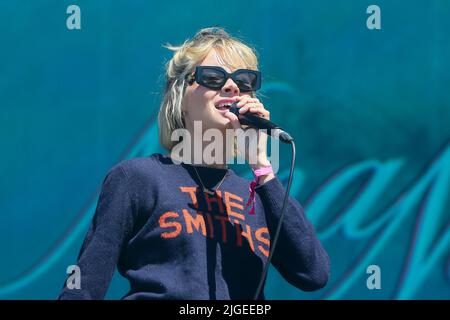 Glasgow, Großbritannien. 10.. Juli 2021. Am dritten und letzten Tag des TRNSMT Musikfestivals in Glasgow Green, Glasgow, Schottland, eröffnete NINA NISBITT die Hauptbühne vor einem ausverkauften Publikum mit einer maximalen Kapazität von 50.000 Zuschauern. Kredit: Findlay/Alamy Live Nachrichten Stockfoto