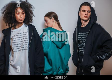 KIEW, UKRAINE - 03. FEBRUAR 2022: Models Backstage HEART RATE Show - Ukrainische Fashion Week Herbst/Winter 2022-2023 Stockfoto