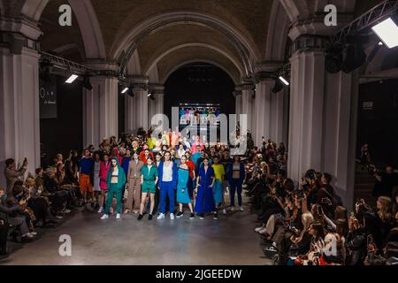 KIEW, UKRAINE - 03. FEBRUAR 2022: HERZFREQUENZSHOW-Finale auf der Ukrainian Fashion Week Herbst Winter 2022-2023 Stockfoto