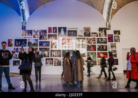 KIEW, UKRAINE - 03. FEBRUAR 2022: Gäste kommen zu den Shows der Ukrainian Fashion Week Herbst Winter 2022-2023 Stockfoto