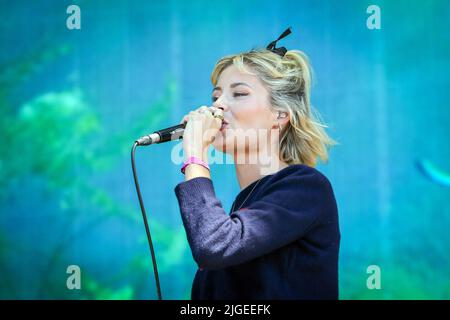 Glasgow, Großbritannien. 10.. Juli 2021. Am dritten und letzten Tag des TRNSMT Musikfestivals in Glasgow Green, Glasgow, Schottland, eröffnete NINA NISBITT die Hauptbühne vor einem ausverkauften Publikum mit einer maximalen Kapazität von 50.000 Zuschauern. Kredit: Findlay/Alamy Live Nachrichten Stockfoto