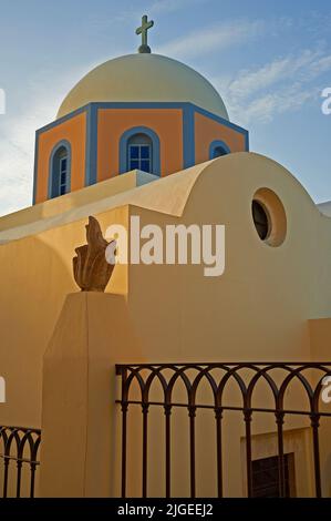 Die katholische Kathedrale des Hl. Johannes des Täufers in Fira auf der Insel Santorini, Griechenland Stockfoto