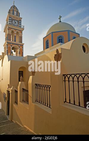 Die katholische Kathedrale des Hl. Johannes des Täufers in Fira auf der Insel Santorini, Griechenland Stockfoto