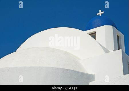 Typische, weiß ummauerte und blau gewölbte Kirche auf der Insel Santorini, Griechenland Stockfoto