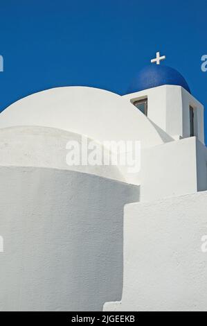 Typische, weiß ummauerte und blau gewölbte Kirche auf der Insel Santorini, Griechenland Stockfoto